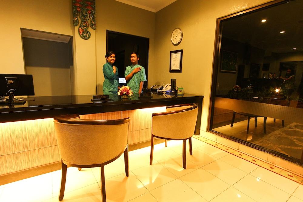 Cakra Kusuma Hotel Yogyakarta Extérieur photo